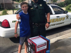 DEPUTY COMES ACROSS 12-YEAR-OLD MOWING YARDS FOR HIS NEIGHBOR… THEN DOES THIS